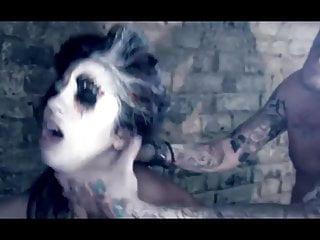 Schlanke sklavin wird gefesselt und gefickt