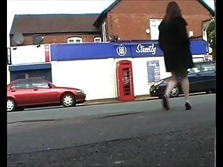 Britische Schlampe zeigt sich nackt in der Öffentlichkeit