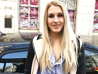 Deutsche Studentin Dianne beim Analcasting für Teen Pornos