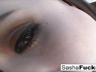 Sasha Starlet spielt mit Toys und Schwanz