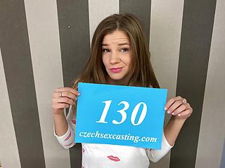 Schlanke Schlampe hat alle Hände voll zu tun