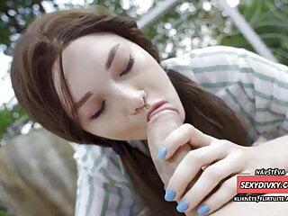 Tschechische Domina fickt einen Sklaven auf der straße