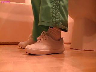 Shoeplay shoeplay im Badezimmer - ein Video mit shoeplay