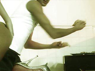 Vollbusige Brünette in Netzstrümpfen reitet harten Schwanz