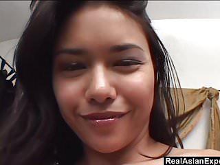 Zierliche Asiatin wird von Schwanz anal gefickt