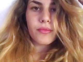 Geile Lesbe wird von hinten gefickt