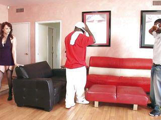 Ihr Muschi wird feucht und bekommt viel schwarze Schwänze