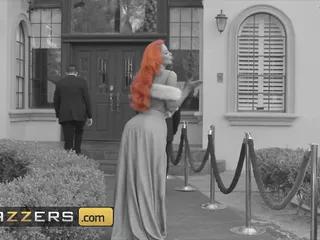 Fettärschige Nicolette wird hart in den Arsch gefickt