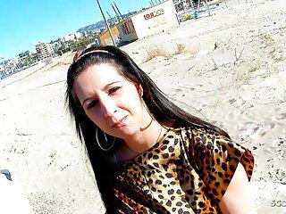 Kurvige Spanierin Sonia beim Analsex am Strand