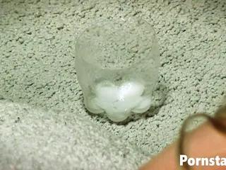 Anal gefickt während sie am Gloryhole einen Schwanz lutscht