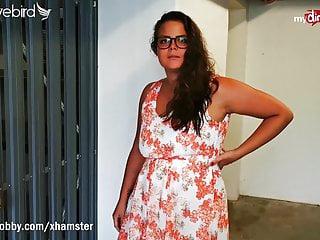 Die geile Teenie mit dem geilen Arsch verführt und sie schluckt den Schwanz und schluckt den Saft