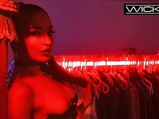 Brünette Emily Willis in den Arsch gefickt